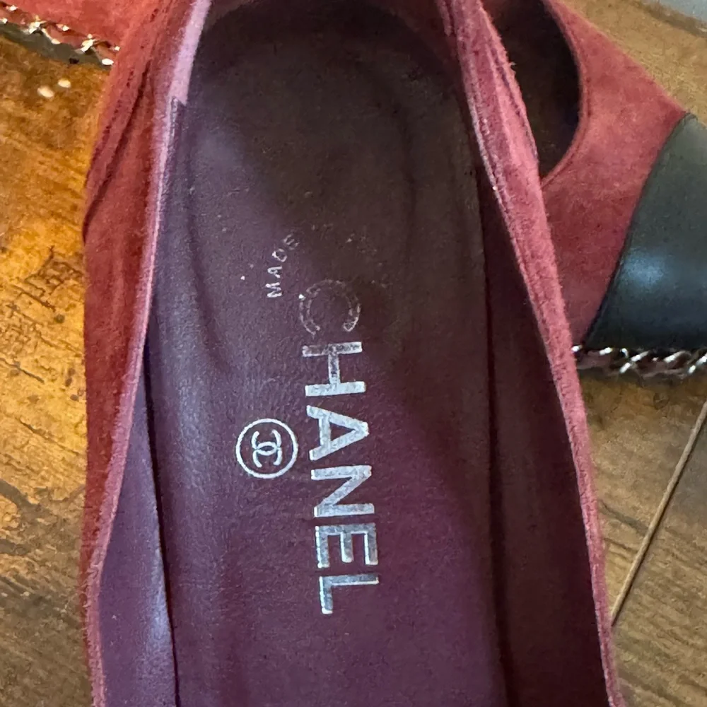 CHANEL Burgundy and Black Suede Cap-Toe Chain-Trim Pumps Size 38 - Picture 7 of 11